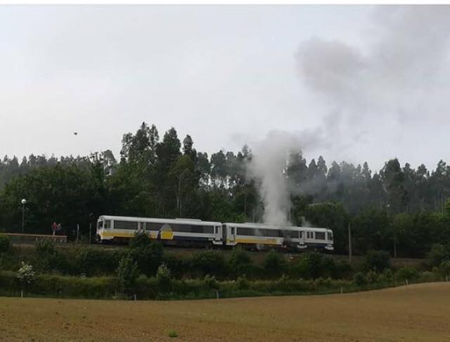 O incendio dun tren en Moeche suspende a liña Ferrol-Ribadeo