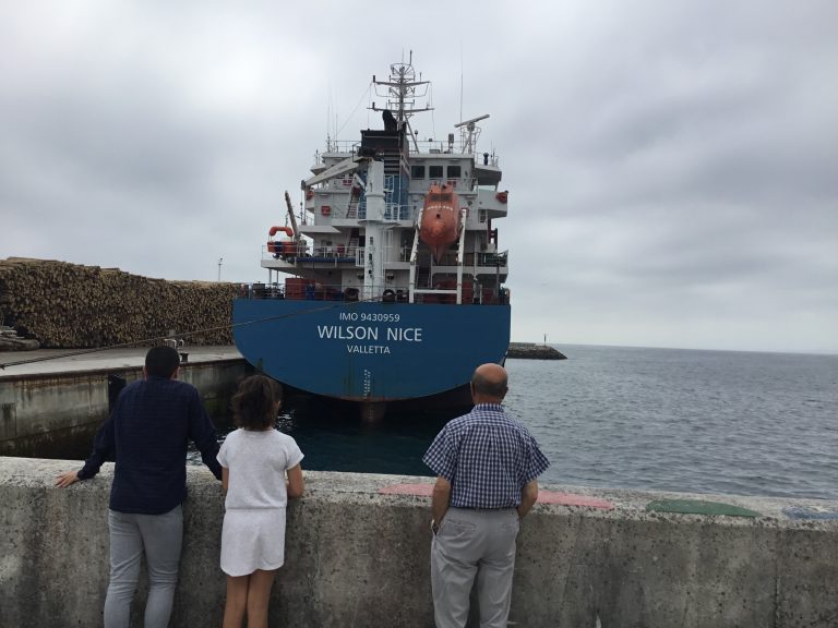 O cargueiro máis longo que atracou en Burela atrae miradas