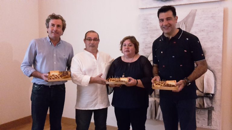 A pastelería Anduriña presenta unha tarta baseada na Fonte da Zapata