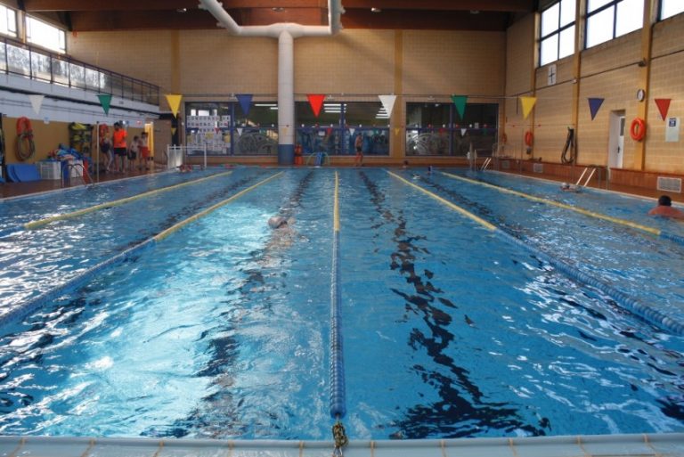 O Concello de Trabada custea o bus para os cursos de natación en Ribadeo