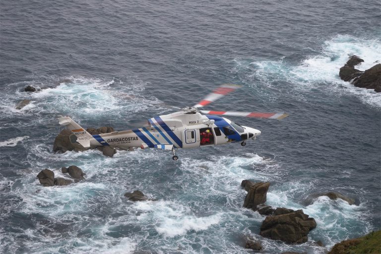Rescatados tres mariñeiros tras afundirse o seu barco fronte á costa de Foz