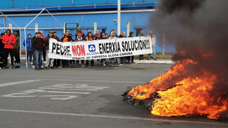 Os obreiros de Alcoa na Coruña piden unha mediación e instan a Avilés e San Cibrao a facer folga