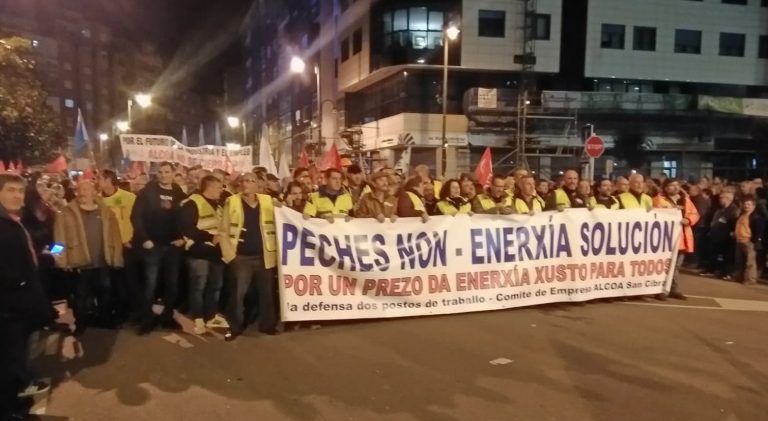 Unha marea amarela toma Avilés para clamar que “Alcoa non se pecha”