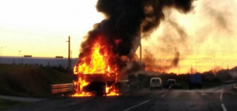 Un lume con varios focos calcina un camión de madeira en Landrove