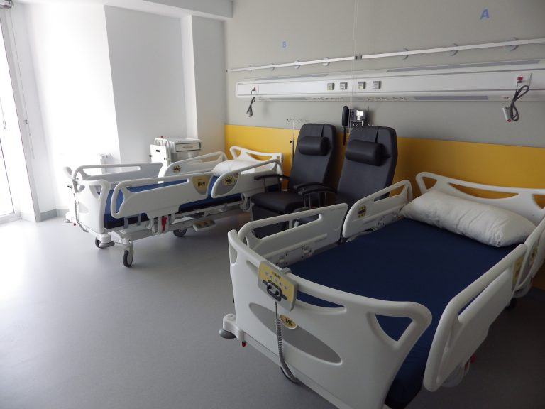 Denuncian derivacións a Lugo ao faltar camas pola “mala planificación” da ampliación do hospital