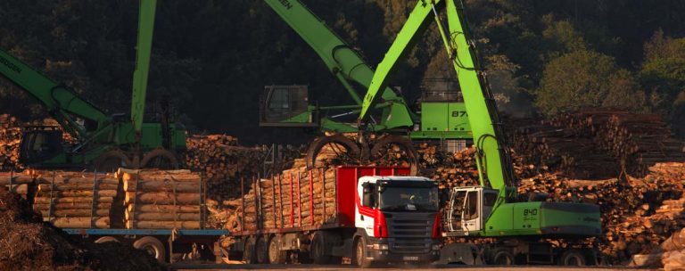 Os transportistas cesan indefinidamente a entrega de madeira a Ence