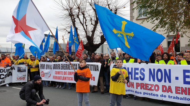 Os sindicatos presionan: “que o Goberno deixe de esperar alternativas que veñan de Alcoa”
