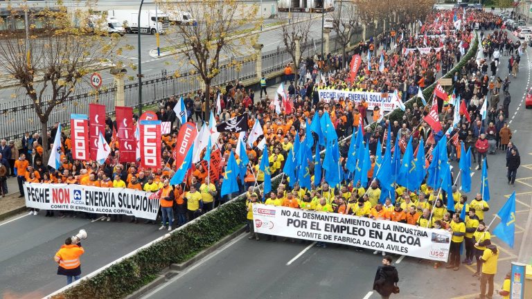 Uns 350 obreiros de San Cibrao, entre as miles de persoas que piden na Coruña a intervención de Alcoa