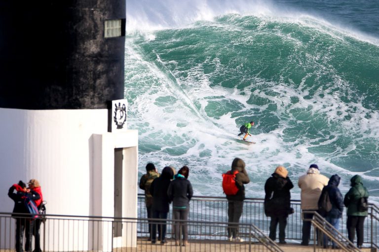 Rescatados dous surfistas que foran arrastrados pola corrente desde Ribadeo a Castropol, en Asturias