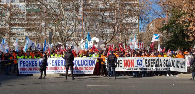 (VÍDEOS) Cargas policiais contra o milleiro de obreiros de Alcoa que se concentra en Madrid