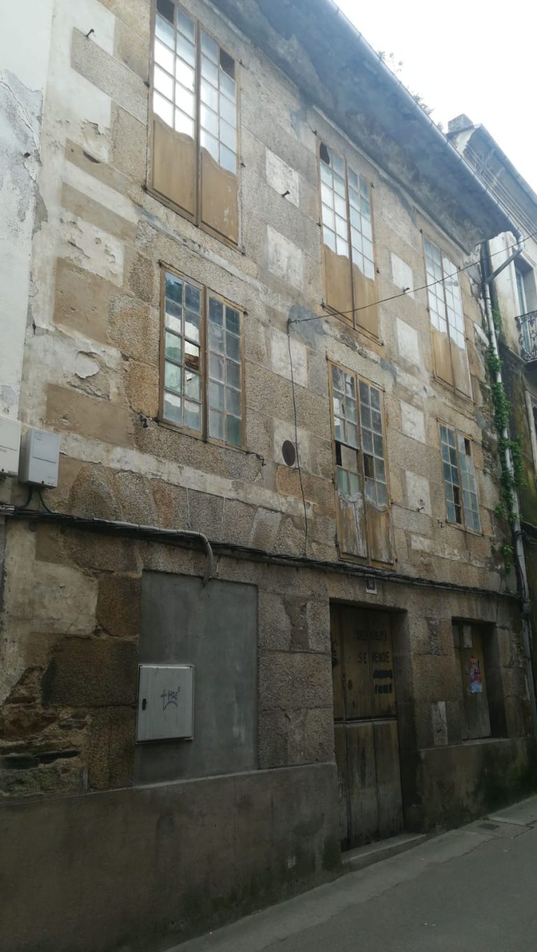 Mondoñedo inscribe un edificio en ruínas dunha entidade bancaria no rexistro de solares