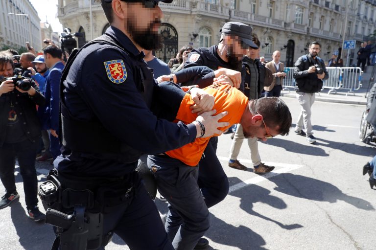 (VÍDEOS) A Policía detén a un traballador de Alcoa A Coruña na manifestación do Congreso