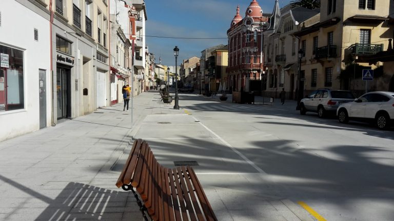 A rúa San Roque de Ribadeo, aberta ao tráfico rodado tras acabar a súa remodelación