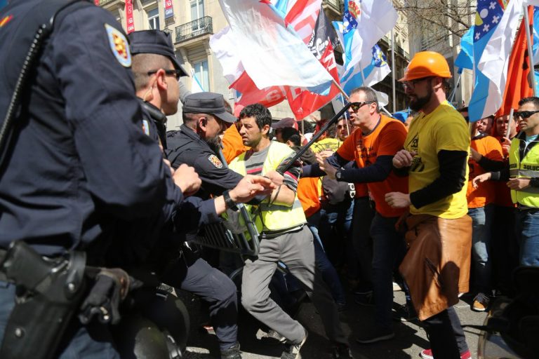 Piden 12 e 15 meses para obreiros da antiga Alcoa A Coruña por incidentes na protesta ante o Congreso