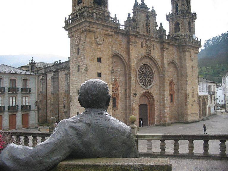 A presión popular provoca a modificación do proxecto de reforma da Praza da Catedral de Mondoñedo