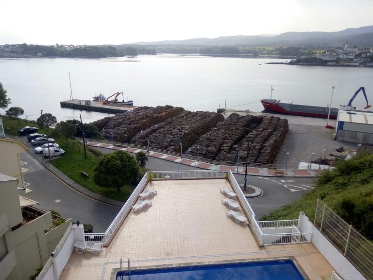 Portos xustifica a acumulación de madeira en Mirasol, que deberá ser retirada antes do 31 de marzo