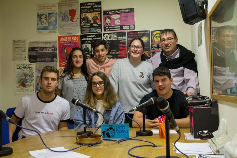 A tik-toker Paula Jorge participa nunha emisión especial do programa radiofónico Proxecto Neo en Radio Burela