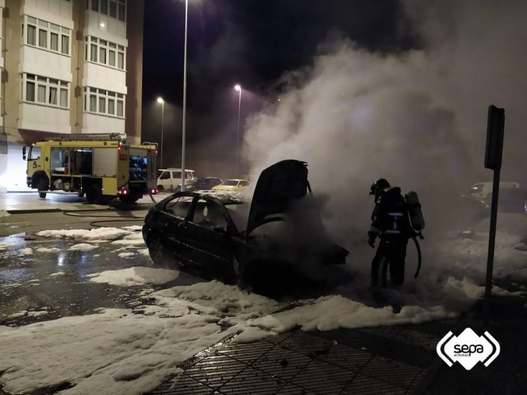 Queiman de madrugada dous coches aparcados en Vegadeo, sen persoas feridas