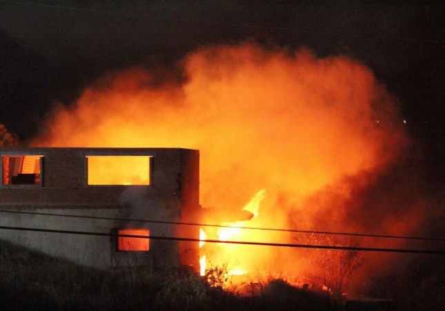 Só se salvaron dúas oficinas do lume que calcinou case por completo unha nave industrial en Cervo