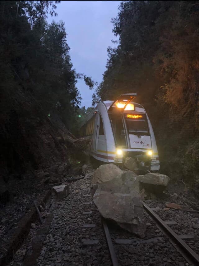 (AMPLIACIÓN) Un tren descarrila en Celeiro por mor dun desprendemento de terra e pedras