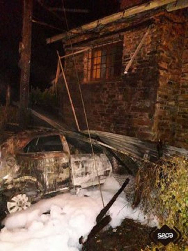 Un coche queda calcinado en San Tirso de Abres tras bater contra un bar e orixinar un incendio
