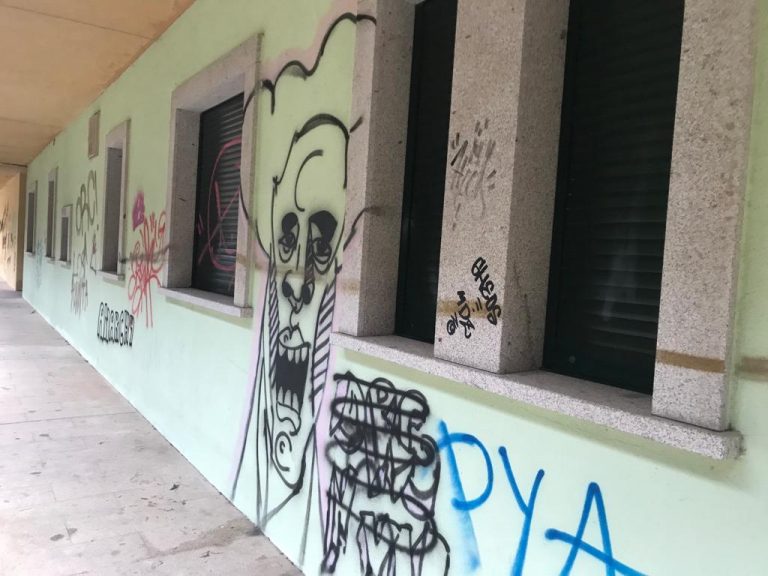 O PP de Ribadeo pide “máis vixilancia” tralas pintadas en locais da zona vella e da Praza da Música