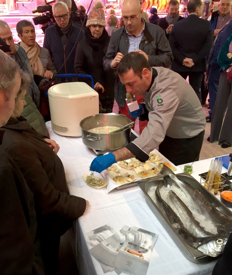 A pescada do pincho de Burela loce con receitas tradicionais e exóticas nos mercados de Madrid