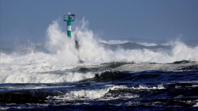 Piden precaución por unha cicloxénese que deixará este sábado ondas de ata nove metros na Mariña