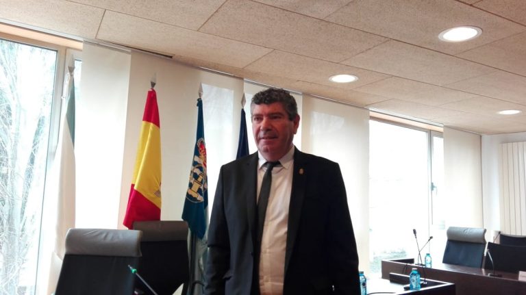 Llano, reelixido alcalde nunha investidura que deixa dúbidas sobre a gobernabilidade en Burela