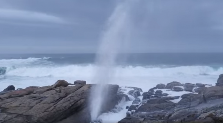 Burela coma Islandia: o géyser da praia de Ril conquista as redes