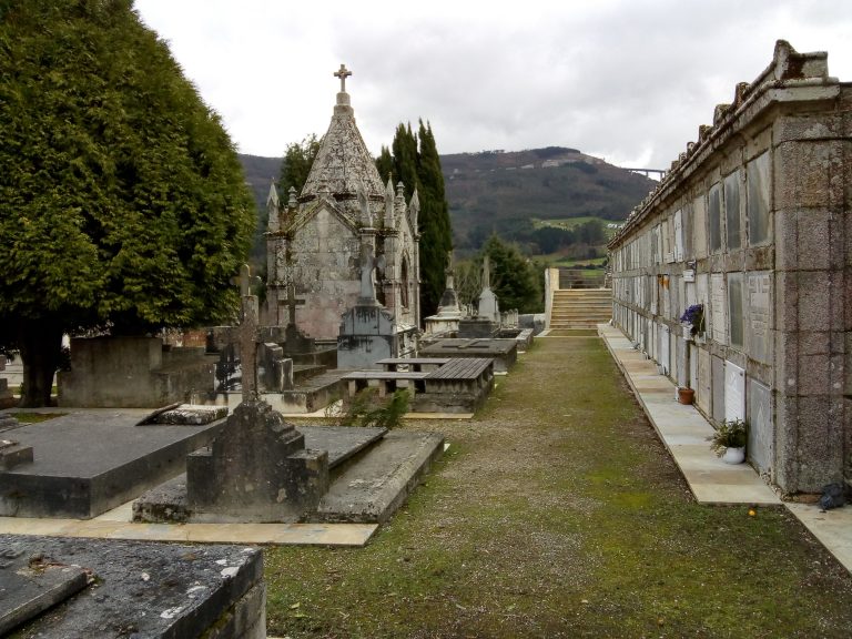 O BNG pide restrinxir o acceso de noite ao cemiterio antigo de Mondoñedo