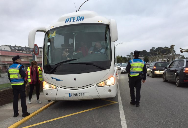 Non saír correndo ou non pararse detrás do autobús, consellos da Policía Local ao alumnado de Viveiro