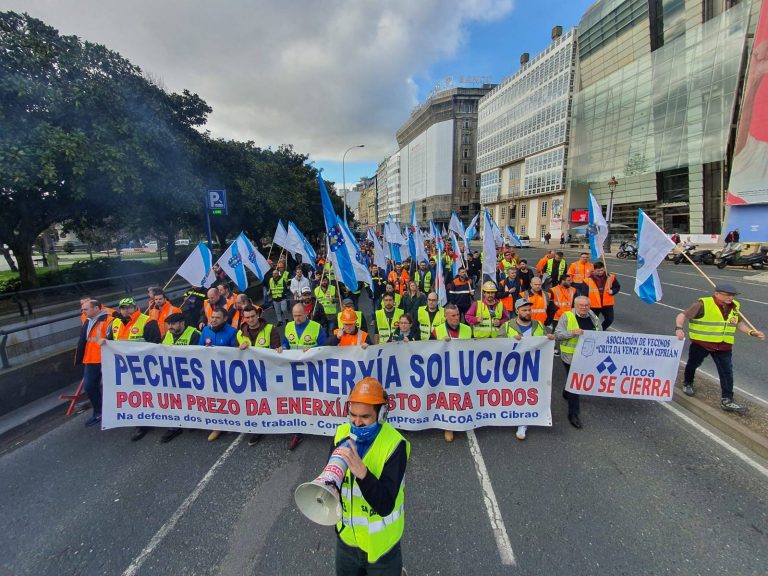 Uns 400 mariñaos participan na protesta da Coruña a prol das electrointensivas