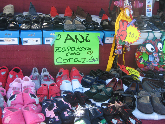 Os postos de téxtil e calzado volven este martes ao mercado de Foz
