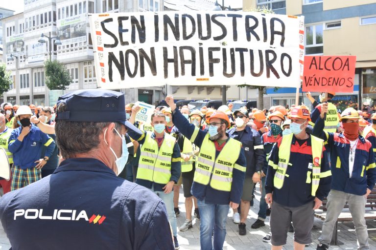 Os obreiros esixen a Goberno e Xunta frear o “ataque” de Alcoa á industria do aluminio