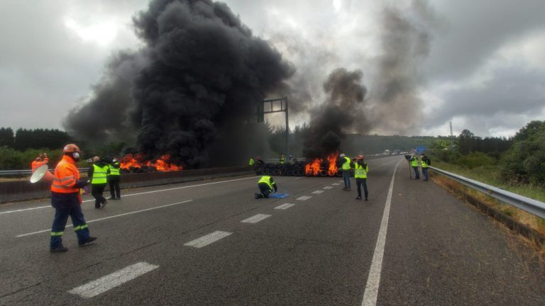(VÍDEO) Obreiros de Alcoa cortan a autovía Vilalba-Ferrol para reclamar a continuidade do aluminio