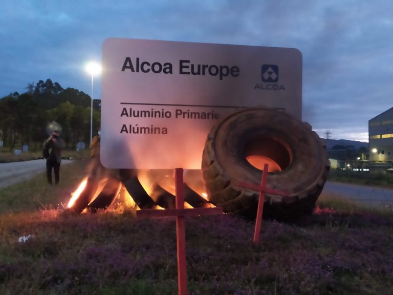 Barricadas de pneumáticos e a queima do cartel á entrada da fábrica abren a folga en Alcoa