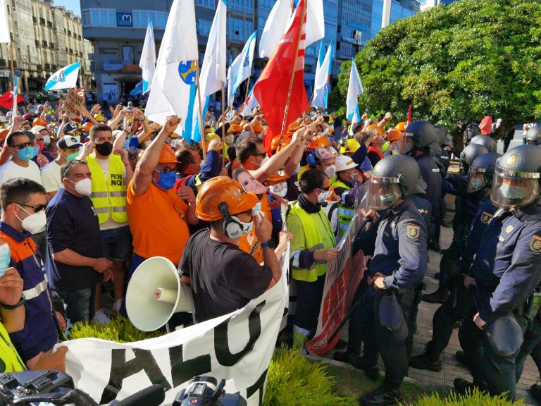 Centos de obreiros reclaman na Coruña solucións para a industria electrointensiva