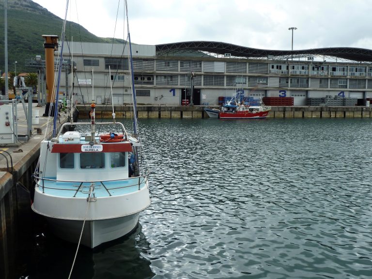 Ascenden a tres os positivos detectados nos barcos de Burela atracados en Santoña