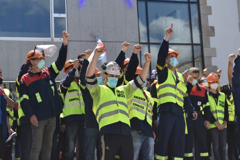 Industria recibirá o martes ao comité, que ve o informe do ERE presentado por Alcoa “cheo de falsidades”
