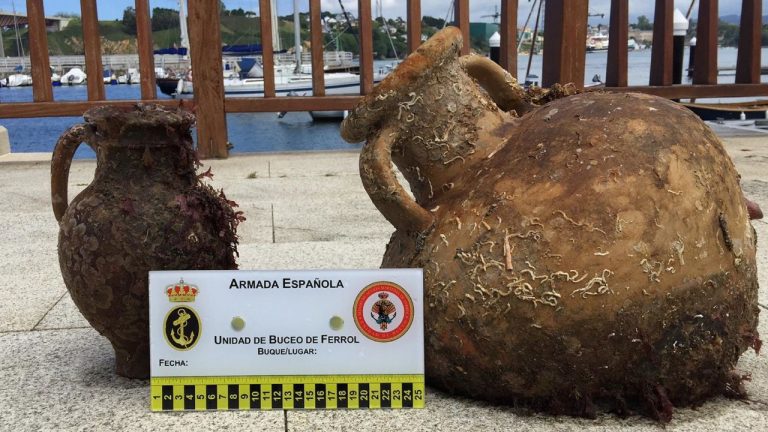 Atopan na costa de Ribadeo unha ánfora de cerámica duns 2.600 anos