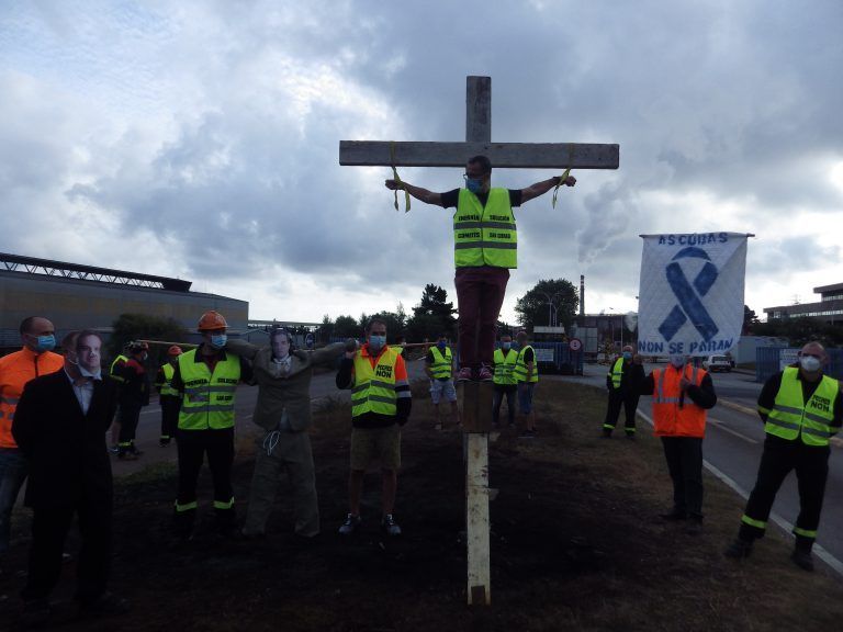 Os traballadores de Alcoa “crucifícanse” ante a fábrica para simbolizar o seu calvario