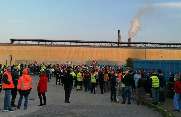 Obreiros de auxiliares e traballadores de Alcoa cortan os accesos á fábrica