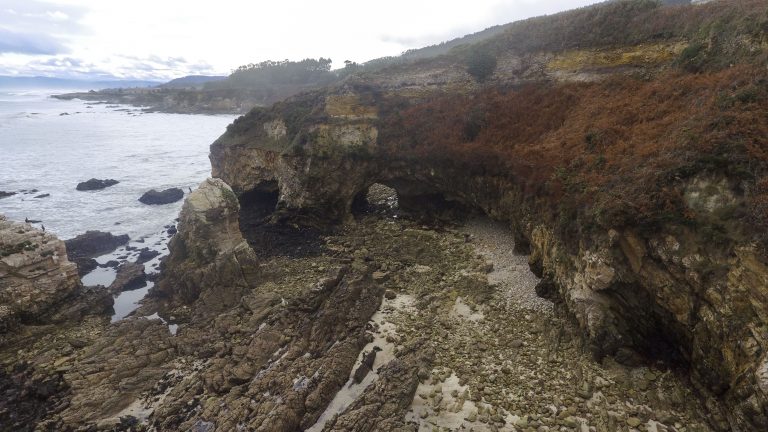 Espeleólogos estudarán esta fin de semana as furnas mariñas da zona do Perdouro