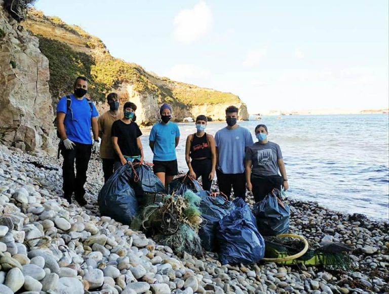 A Mariña Sen Plástico, a asociación que quere concienciar de que o mar non é un vertedoiro