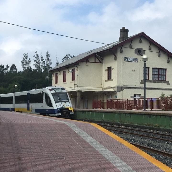 Un desprendemento en Ortegal provoca o corte da vía da liña de tren Ferrol-Oviedo