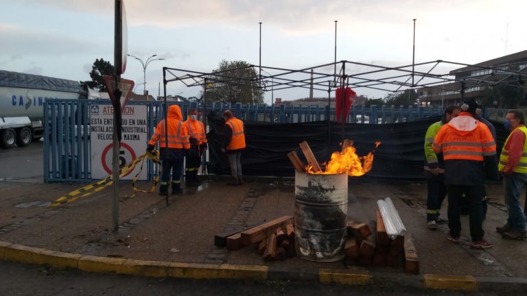 Noite dura para os obreiros de Alcoa, de garda á intemperie despois de que Álex destrozase o campamento