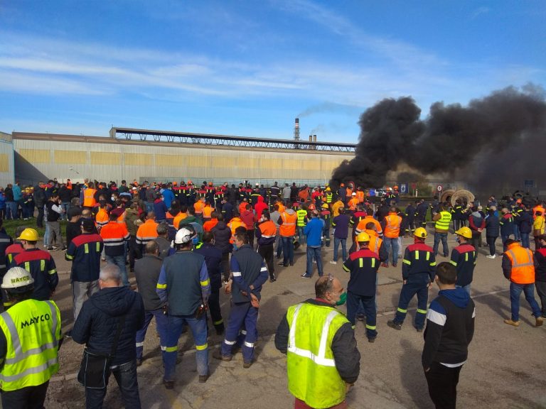 Decenas de traballadores concéntranse ante a fábrica para reclamar a intervención