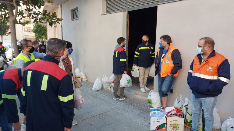 Traballadores de Alcoa e auxiliares doan 2.700 quilos de alimentos ao Banco de Alimentos