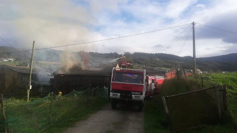 Bombeiros volven ao alpendre que se incendiou en Mondoñedo para evitar que se reavive